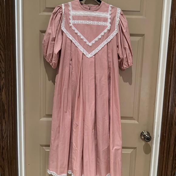 Gunne Sax Dresses & Skirts - Gunne Sax Pink Midi Dress with Puff Sleeves Mock Neck and Bib Collar